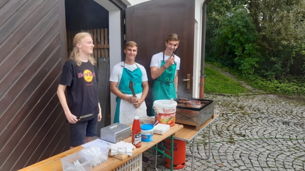 Jugendbrigade "Hei & Fettig" am Grill